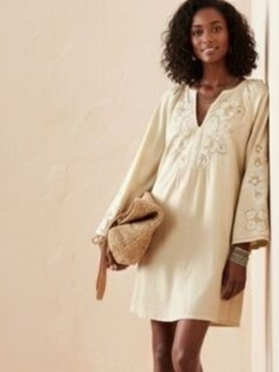Banana Republic Dresses & Skirts - Banana Republic Cream Embroidered Long-Sleeve Shift Dress